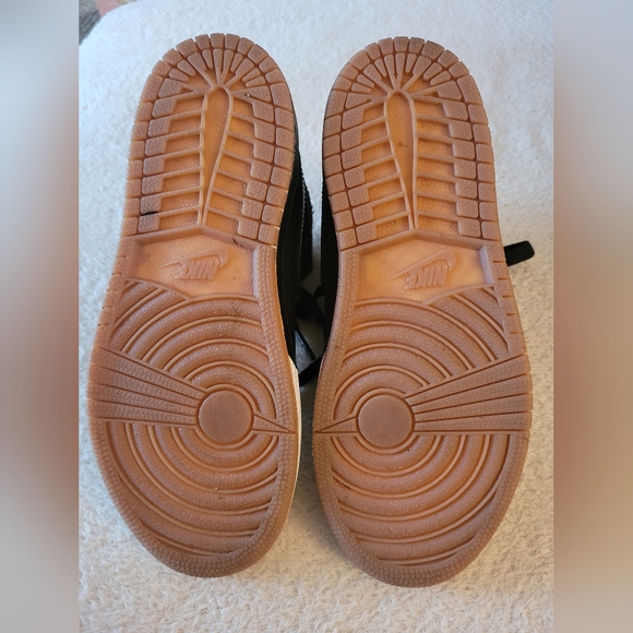 Air Jordan 1 Mid SE - Picture 3 of 8